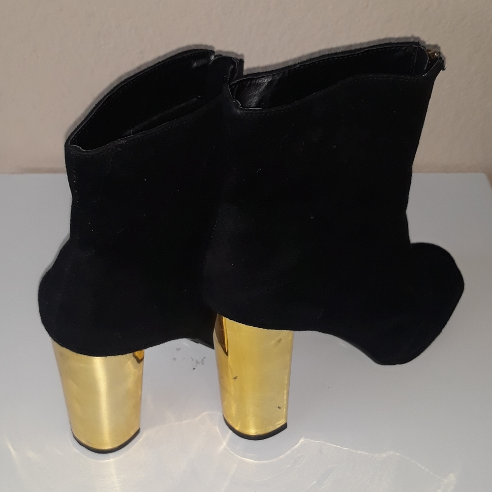Ultra fab black and gold heels🤩